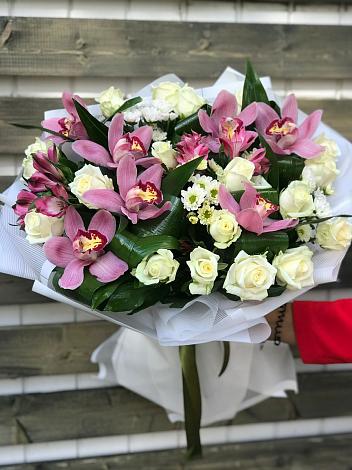 Букет цветов из: Розы и Хризантемы в Малояз
