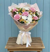 Букет цветов из:  Гвоздики, Орхидеи и Розы в Малояз