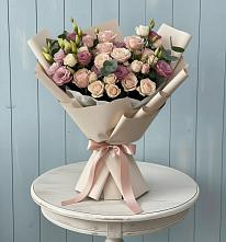 Букет цветов из:  Розы и Лизиантусы в Малояз