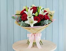 Букет цветов из:  Лилии и Розы в Малояз