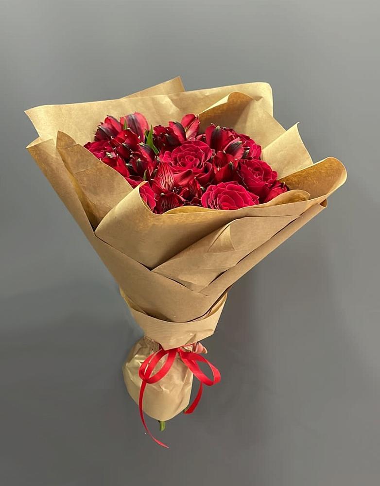 Букет цветов из: Альстромерии и Розы в Малояз