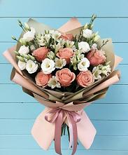 Букет цветов из:  Розы, Альстромерии и Лизиантусы в Малояз