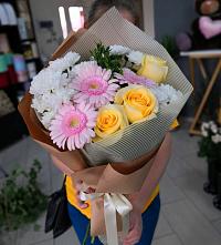 Букет цветов из:  Герберы, Розы и Хризантемы в Малояз