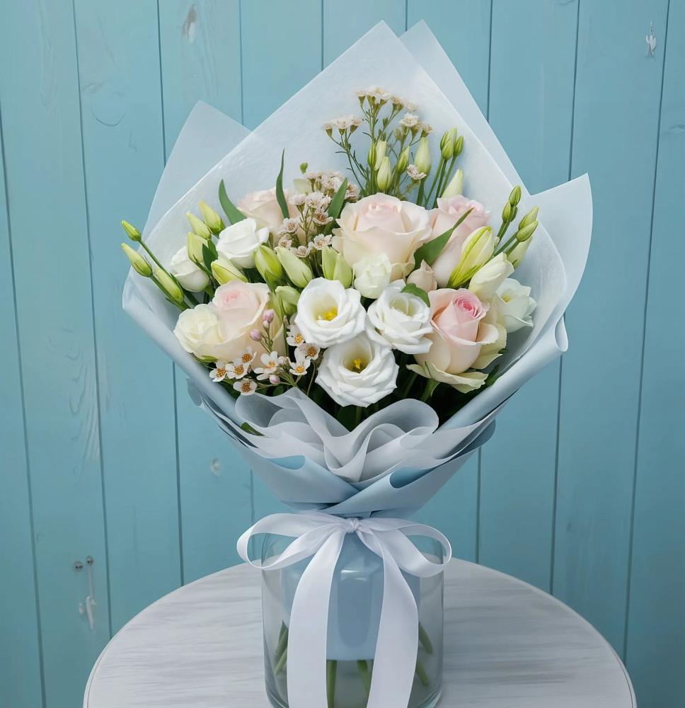 Букет цветов из: Розы и Лизиантусы в Малояз