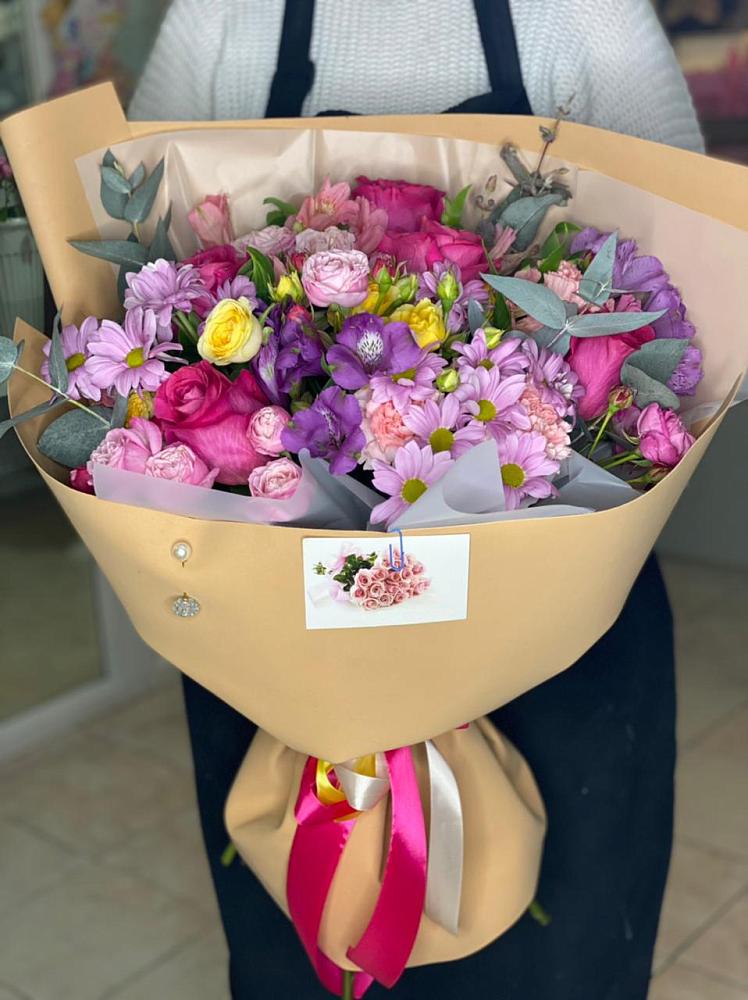 Букет цветов из: Хризантемы, Гвоздики и Альстромерии в Малояз