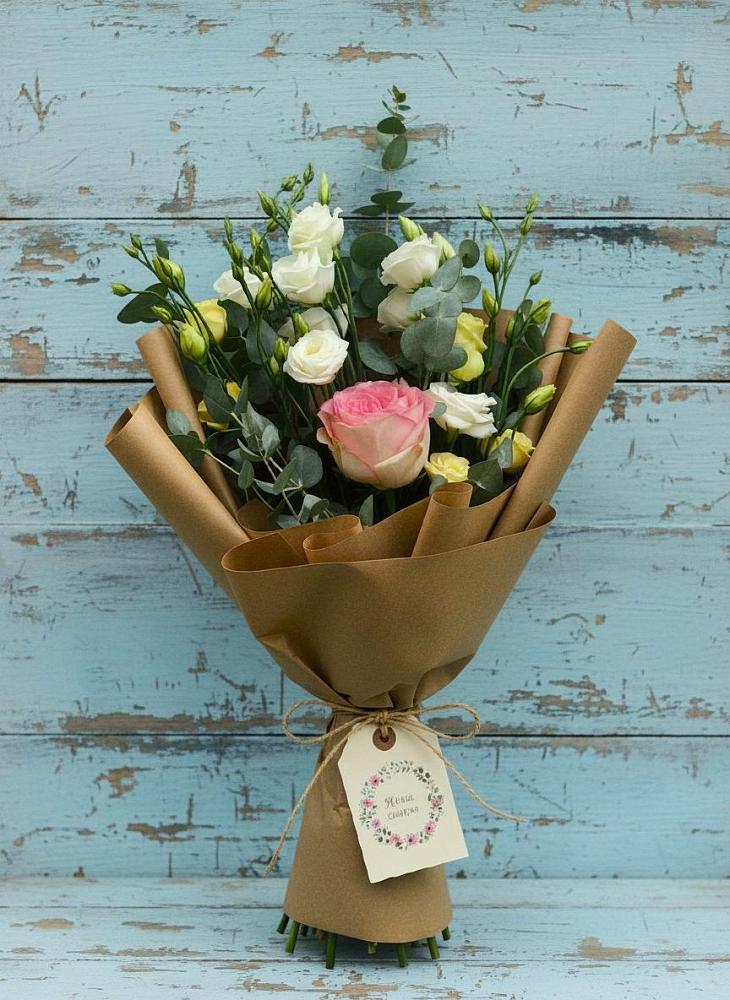 Букет цветов из: Розы и Лизиантусы в Малояз