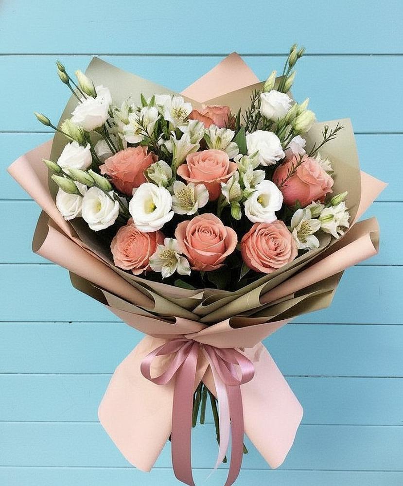 Букет цветов из: Розы, Альстромерии и Лизиантусы в Малояз