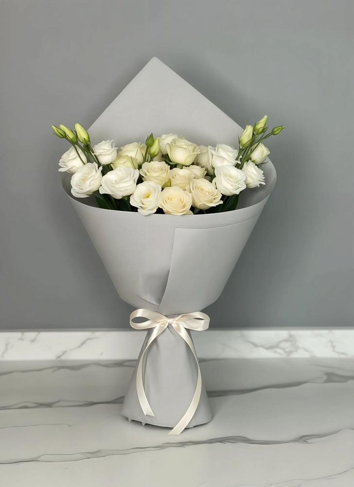 Букет цветов из: Розы и Лизиантусы в Малояз