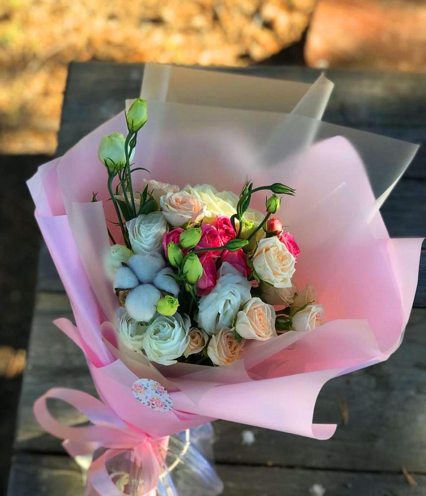 Букет цветов из: Розы и Лизиантусы в Малояз