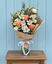 Букет цветов из:  Альстромерии, Лизиантусы, Розы и Хризантемы в Малояз