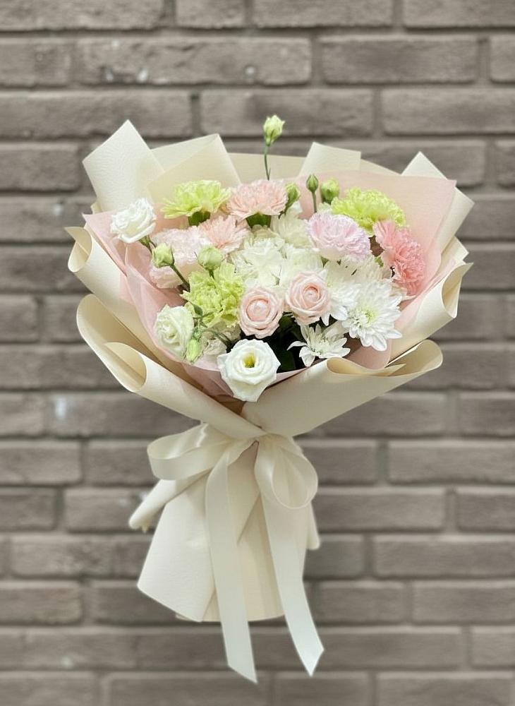 Букет цветов из: Гвоздики, Розы, Лизиантусы и Хризантемы в Малояз