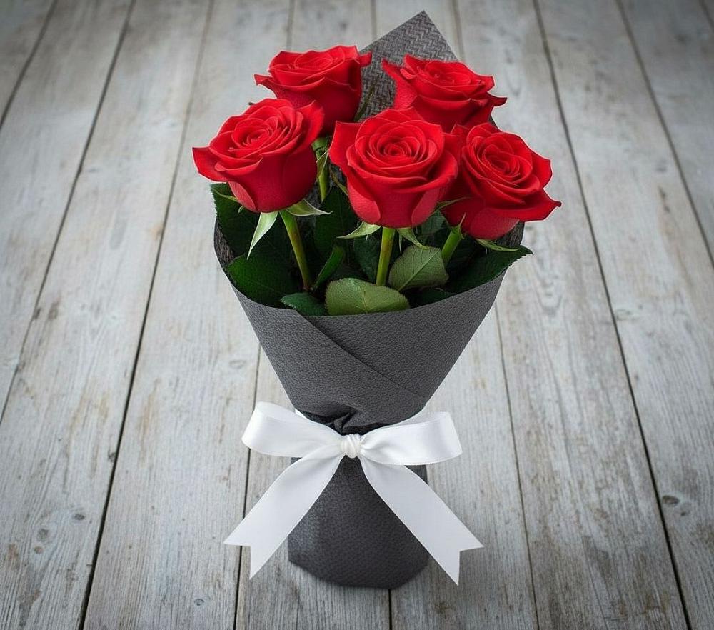 Букет 5 Красных роз Эдлесс Лав в Малояз