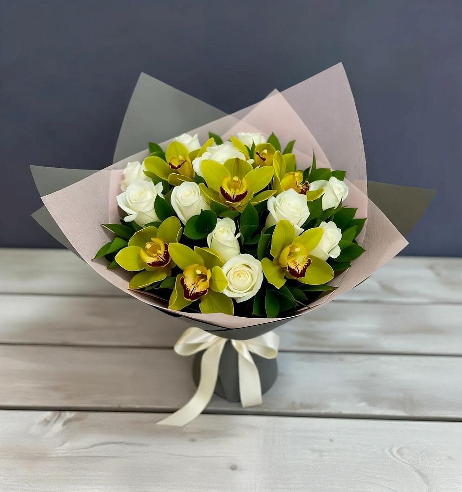 Букет цветов из: Орхидеи и Розы в Малояз