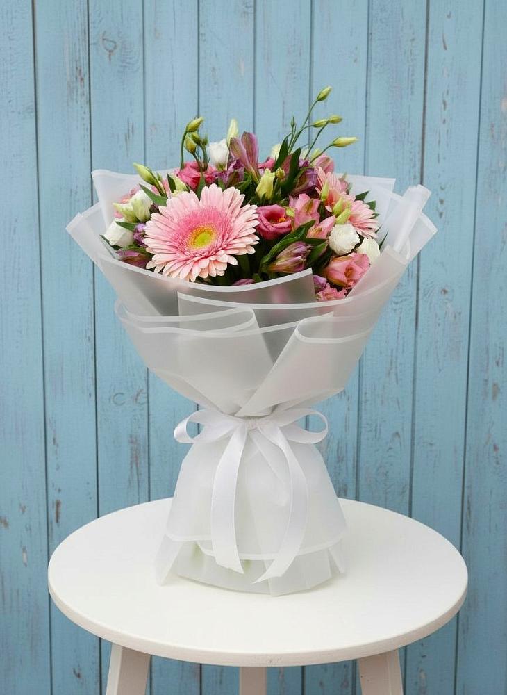 Букет цветов из: Герберы, Альстромерии и Лизиантусы в Малояз