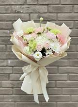 Букет цветов из:  Гвоздики, Розы, Лизиантусы и Хризантемы #REPLACE_PRED# Малояз
