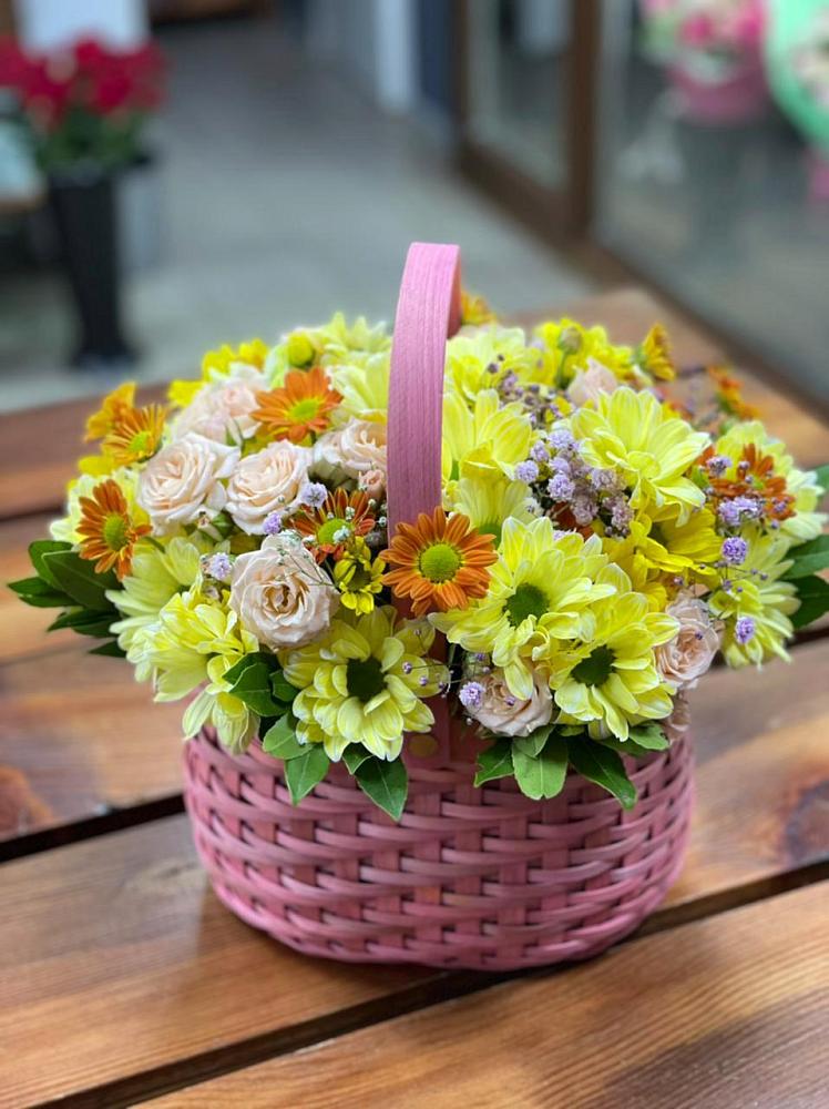 Цветочная композиция из Хризантемы и Розы в корзине в Малояз