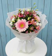 Букет цветов из:  Герберы, Альстромерии и Лизиантусы в Малояз