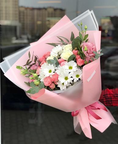 Букет цветов из: Розы, Лизиантусы и Хризантемы в Малояз