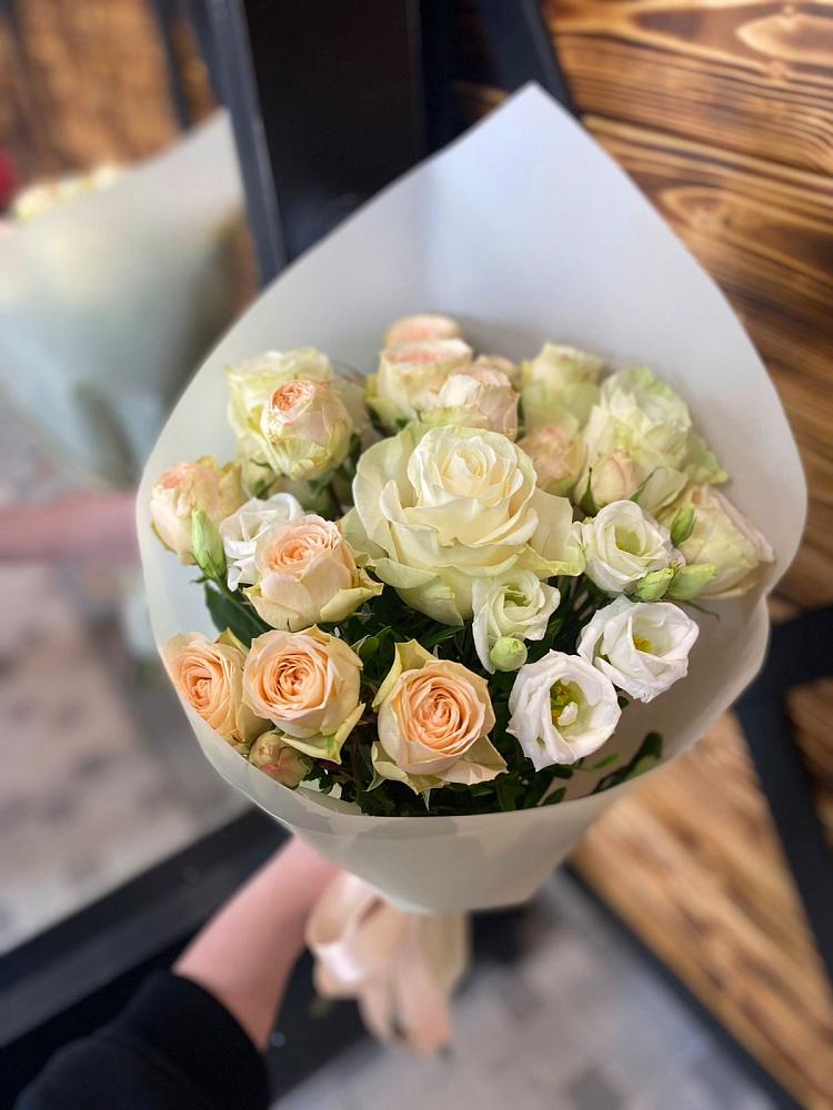 Букет цветов из: Розы и Лизиантусы в Малояз